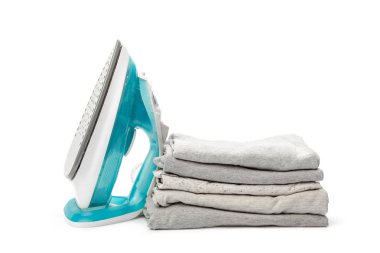 Elektrik demir ve elbise yığını.