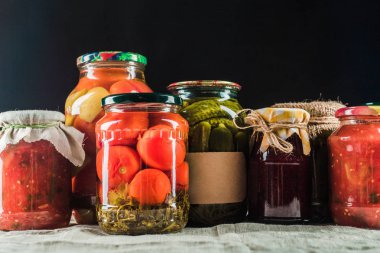 Ahşap arka plan üzerinde sebze korunmuş