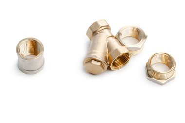 Metal-plastik tesisat bağlantıları, adaptörler, beyaz arka planda izole edilmiş prizler.