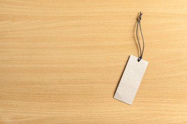 ahşap zemin üzerinde boş etiket