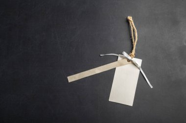 Siyah arka plan üzerine etiket