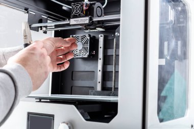 Tasarımcı 3D yazıcı ile çalışıyor