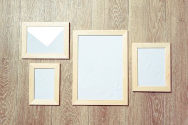 Ahşap duvardaki fotoğraf çerçeveleri