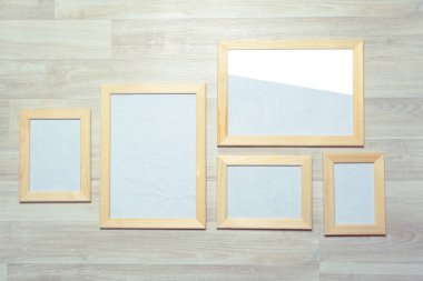 Ahşap duvardaki fotoğraf çerçeveleri