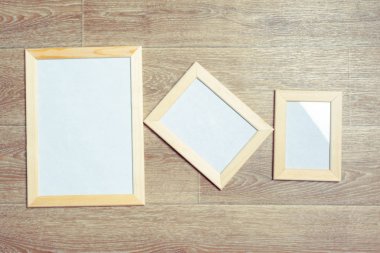 Ahşap duvardaki fotoğraf çerçeveleri