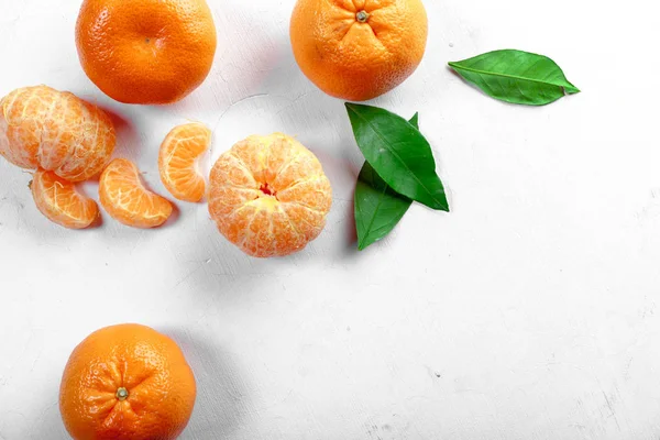 Mandarinas Maduras Con Hojas Sobre Fondo Blanco —  Fotos de Stock