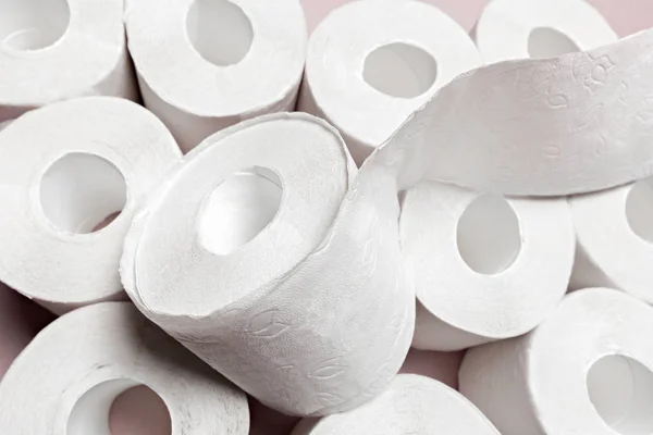 Tuvalet Kağıtları Pembe Bir Arka Plan Üzerinde — Stok fotoğraf