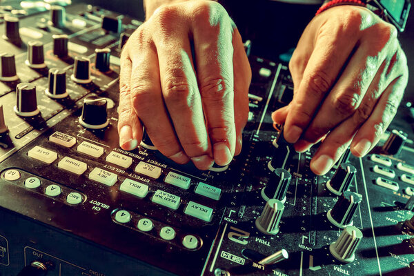 DJ играет музыку на миксере крупным планом
