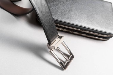 Beyaz arka planda erkekler için aksesuarlar