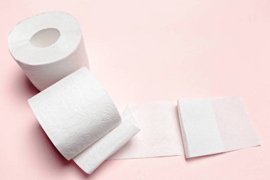 Tuvalet kağıtları pembe bir arka plan üzerinde