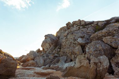 Deniz kıyısında büyük kaya