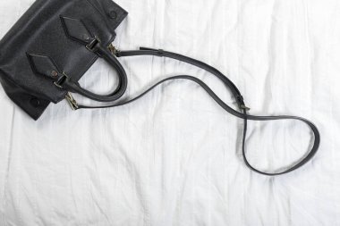 Beyaz Tekstil zemin üzerine kadın çanta