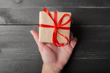 küçük hediye kutu kırmızı kurdele ile yakın çekim