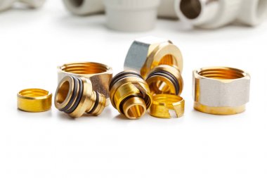 Metal-plastik tesisat bağlantıları, adaptörler, beyaz arka planda izole edilmiş prizler.