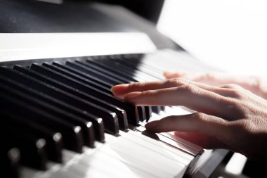 Kişi piyano. yakın çekim