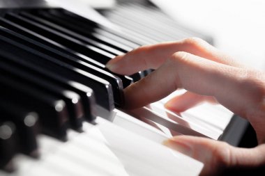 Kişi piyano. yakın çekim