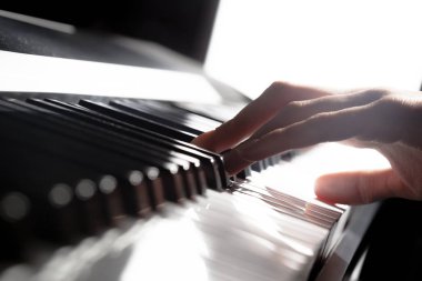 Kişi piyano. yakın çekim