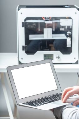 Tasarımcı 3D yazıcı ile çalışıyor