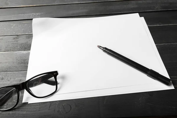 Cuaderno Blanco Lápiz Con Vasos Sobre Mesa Madera — Foto de Stock