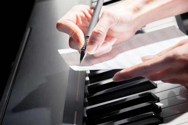 Kişi Piyano Yakın Çekim — Stok fotoğraf