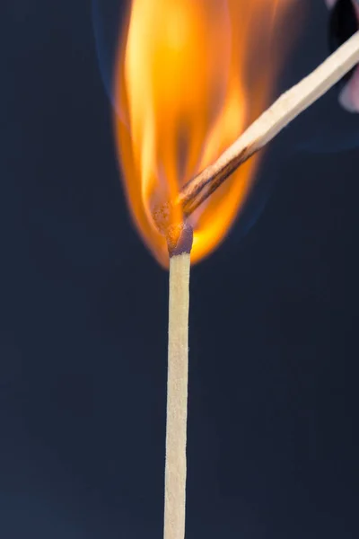 Brinnande Trä Matchar Nära Upp — Stockfoto