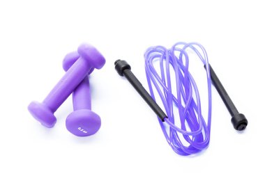 Beyaz arkaplanda izole edilmiş ip atlanıyor