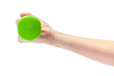 Beyaz arka plan üzerinde izole bir dumbbell tutarak el