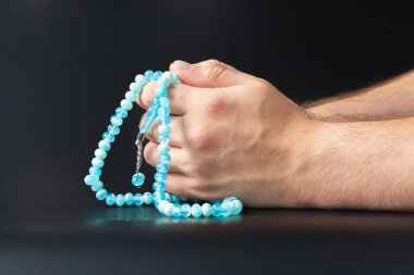 Erkek holding boncuk eller