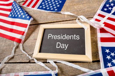 yazı tahtası ve Amerika Birleşik Devletleri bayrağı ile yazılmış metin mutlu Cumhurbaşkanlığı günü