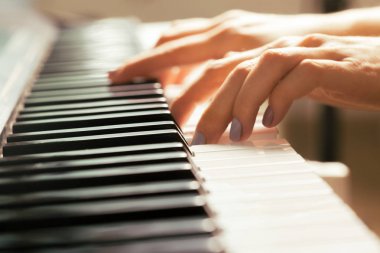 Piyano eller closeup. Kavramı, müzik ve hobi.