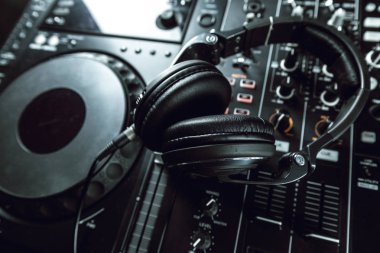 DJ ekipmanları yakın çekim studio