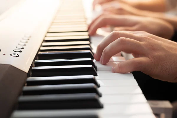 Nahaufnahme Von Klavierspielenden Händen Musik Und Hobbykonzept — Stockfoto