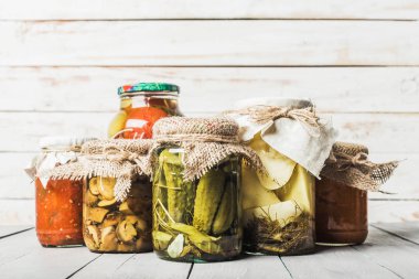 Ahşap arka plan üzerinde sebze korunmuş