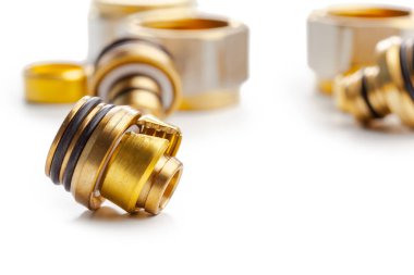 Metal-plastik tesisat bağlantıları, adaptörler, beyaz arka planda izole edilmiş prizler.