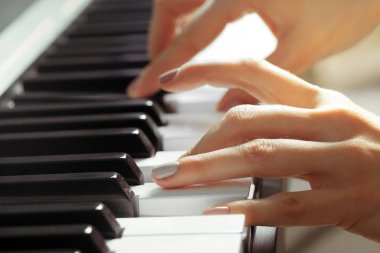 Piyano eller closeup. Kavramı, müzik ve hobi.