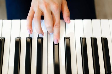 Piyano eller closeup. Kavramı, müzik ve hobi.