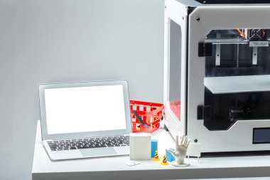 3D printerlere harcama maddeler tablosundaki yakın çekim