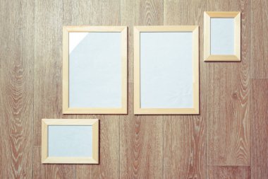 Ahşap duvardaki fotoğraf çerçeveleri