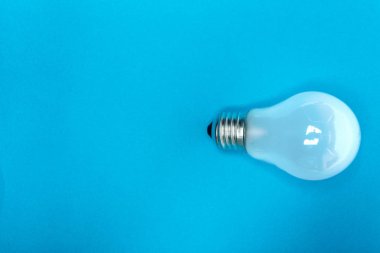 Renk arkaplanındaki ampul