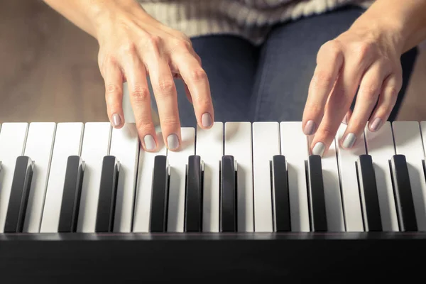 ピアノを弾く手のクローズ アップ 音楽や趣味の概念 — ストック写真