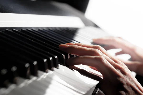 Person Die Klavier Spielt Nahaufnahme — Stockfoto