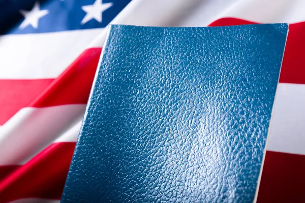 Bíblia Cima Uma Bandeira Americana — Fotografia de Stock