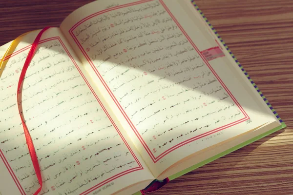 Κοράνι Ιερό Βιβλίο Των Μουσουλμάνων — Φωτογραφία Αρχείου