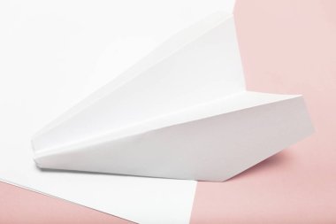 Pembe pastel Resepsiyon üstüne boş kağıtlar