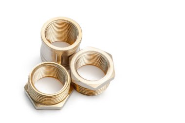 Metal-plastik tesisat bağlantıları, adaptörler, beyaz arka planda izole edilmiş prizler.