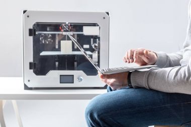 Tasarımcı 3D yazıcı ile çalışıyor