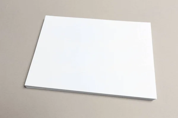 Papéis Branco Sobre Mesa Madeira — Fotografia de Stock
