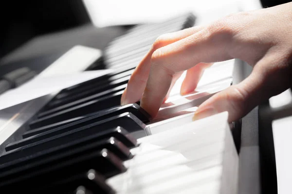 Άτομο Παίζει Πιάνο Κοντινό Πλάνο — Φωτογραφία Αρχείου