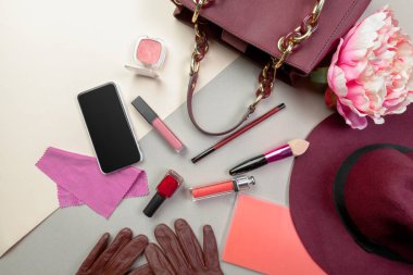 Kadınlar çanta malzeme üstünde göster 