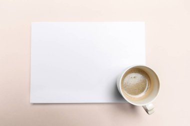 Pembe pastel Resepsiyon üstüne boş kağıtlar